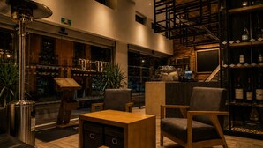 Een modern interieur met zitplaatsen, een bar en een trap.