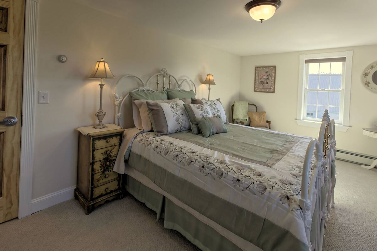 Double Room, Shared Bathroom | Iron/ironing board, free WiFi