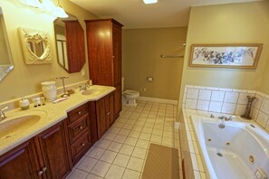 Double Room, Jetted Tub | Bathroom | Shower, free toiletries