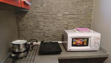 Refrigerador, microondas, parrilla de estufa y cafetera y tetera