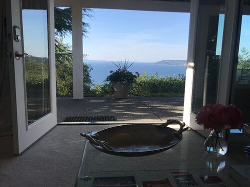 Island View-Spectacular view of Puget Sound and the Olympic Mountains