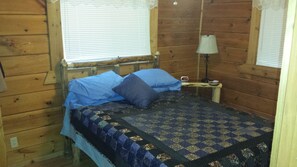 3 bedrooms, free WiFi, bed sheets, wheelchair access - Log cabin 1 next to Three Bears and Jellystone. UTV rentals from May-October. (warrens)