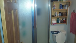 Combined shower/bathtub, towels, soap, shampoo - Log cabin 1 next to Three Bears and Jellystone. UTV rentals from May-October. (warrens)