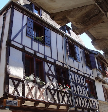 La Correze apartment, 2nd floor with shutters in heart of medieval Beaulieu