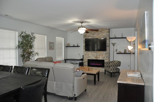 Modern Condo (WIFI & AC) 2 block walk to Boardwalk, Beach & Convention Center!