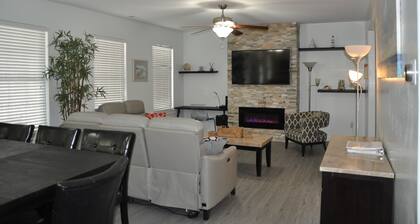 Modern Condo (WIFI & AC) 2 block walk to Boardwalk, Beach & Convention Center!