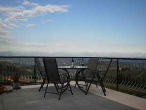 Outdoor dining - Charmingly restored apartment in Langhe-Roero. Stunning views! (Gombe)