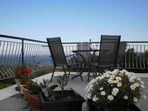 Outdoor dining - Charmingly restored apartment in Langhe-Roero. Stunning views! (Gombe)