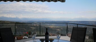Charmingly restored apartment in Langhe-Roero. Stunning views!