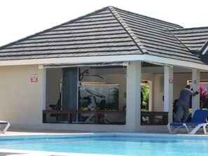 Piscine extérieure, piscine à débordement