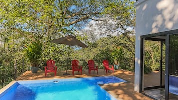 Una piscina al aire libre, tumbonas