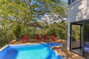 Una piscina al aire libre, tumbonas