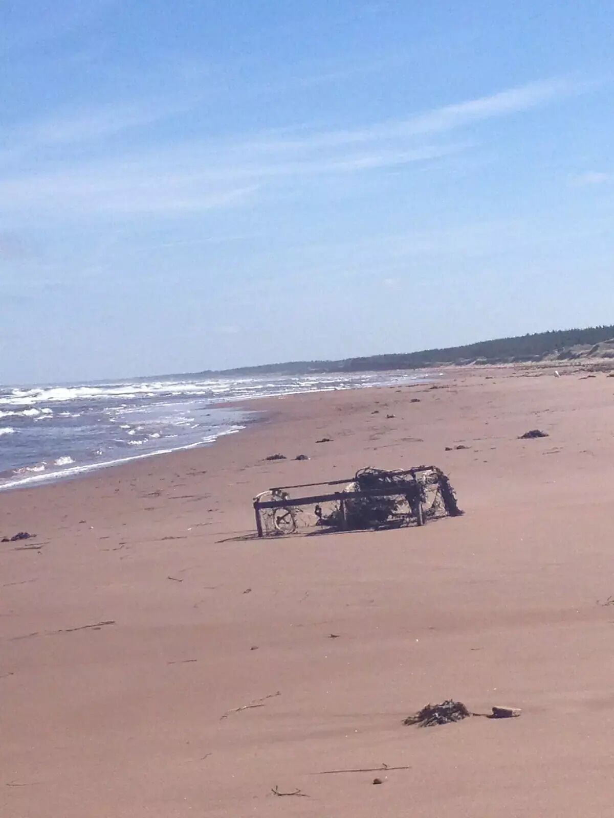 Una playa con una bicicleta y un aparcaciclos.