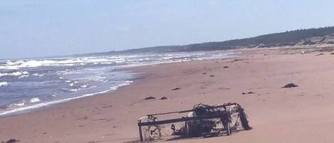 Una playa con una bicicleta y un aparcaciclos.