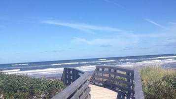 Beach nearby, sun loungers, beach towels