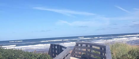 Nära stranden, solstolar och strandhanddukar