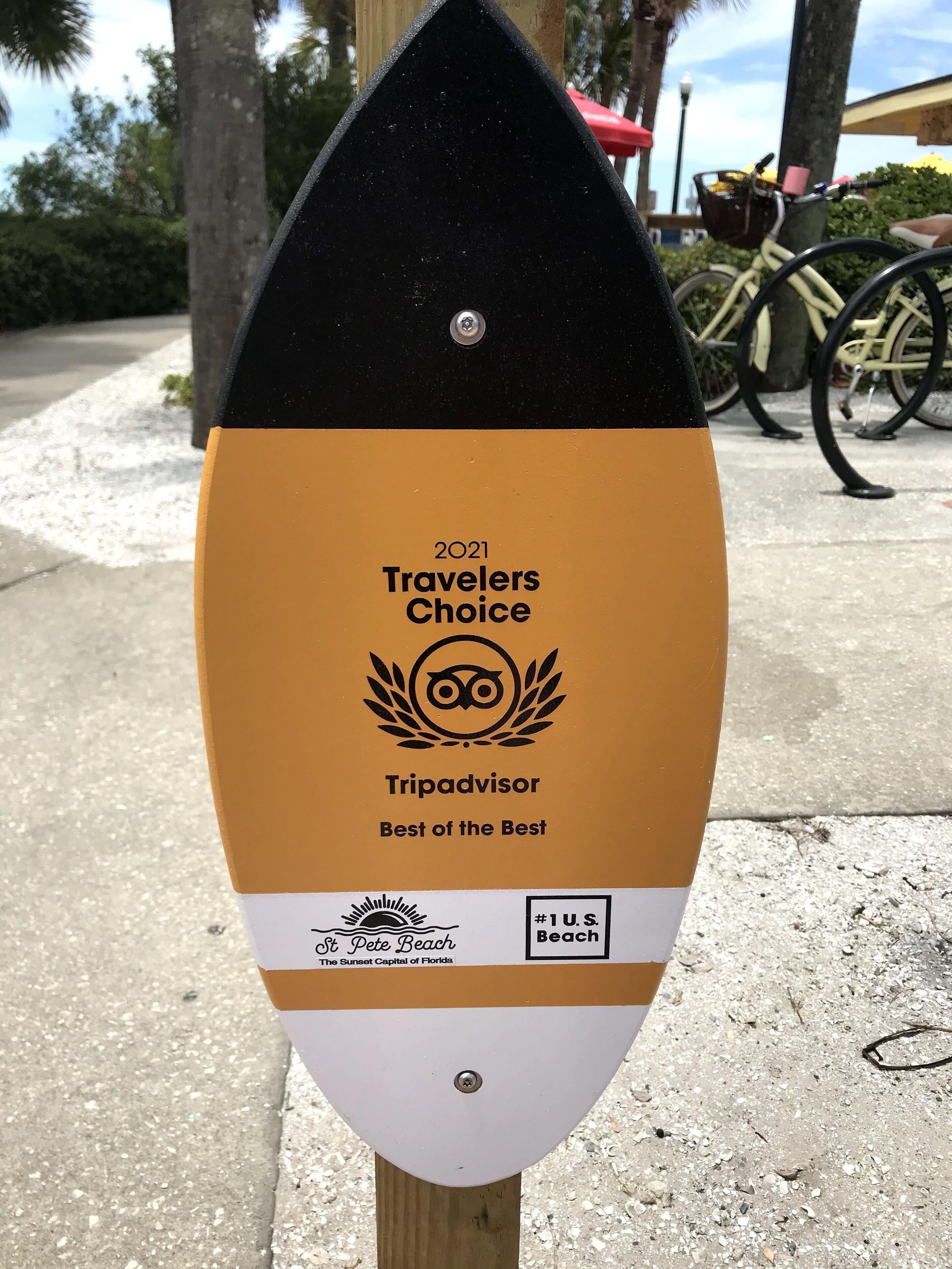Placa de premiação Travelers’ Choice de 2021 para o TripAdvisor, indicando que é a melhor das melhores opções.