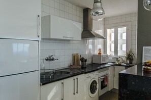 Een koelkast, een microgolfoven, een oven, een kookplaat