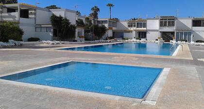 Appartement avec terrasse, deux piscines et parking, près de la mer 