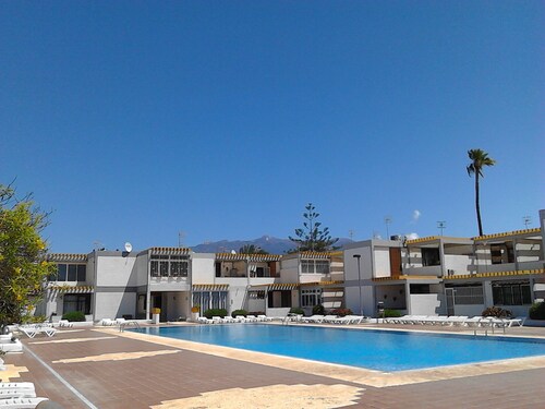 Appartamento con terrazza, due piscine e parcheggio, vicino al mare 