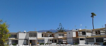 Appartement avec terrasse, deux piscines et parking, près de la mer