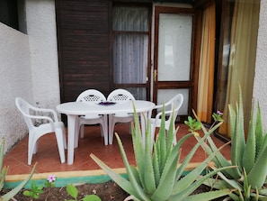 Outdoor dining - Apartment with terrace, swimming pool, near the sea. Wifi. Chromecast with Google TV. (Arona)