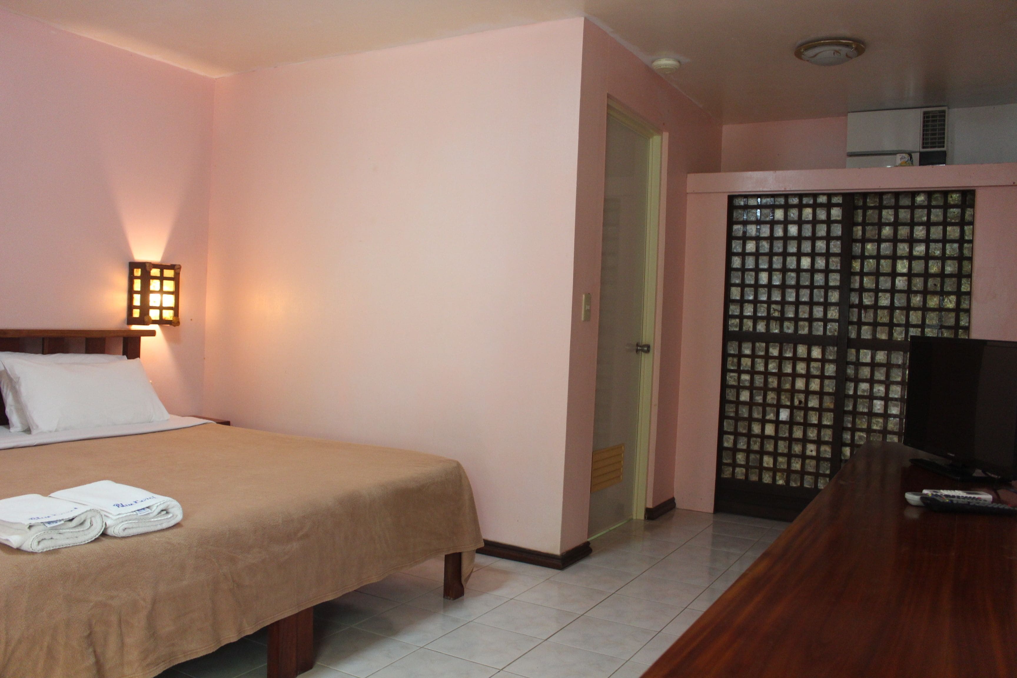 基础客房 | 客房内保险箱、办公桌、熨斗/熨板、免费 WiFi