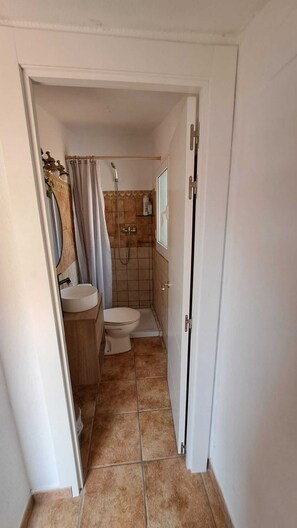 Douche, sèche-cheveux, serviettes fournies, savon