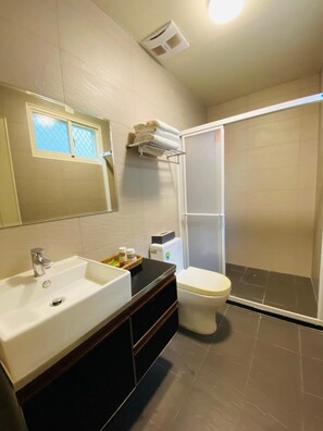 Dusche, kostenlose Toilettenartikel, Haartrockner, Hausschuhe