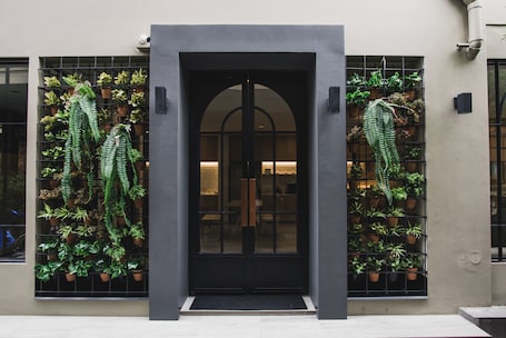 Entrada de la propiedad. Issara by d Hostel