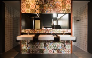 Shower, free toiletries, hair dryer, towels - Issara by d Hostel (Bangkok)