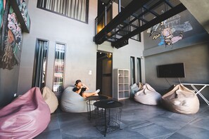 Living area - Issara by d Hostel (Bangkok)