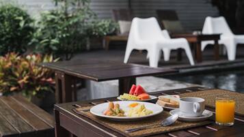 朝食 (ビュッフェ)、毎日提供 (1 名様 200 THB)