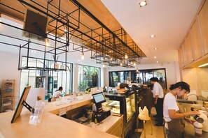 供應早餐、午餐和晚餐，泰國料理