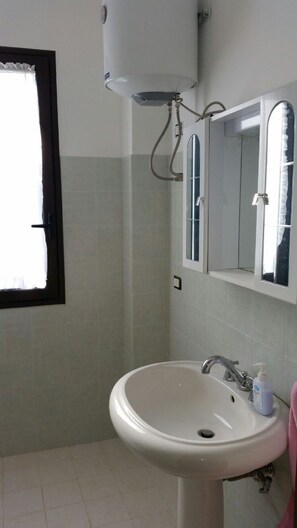 Shower, bidet, towels - Villa Cristina with garden and lots of greenery. (Floridia)