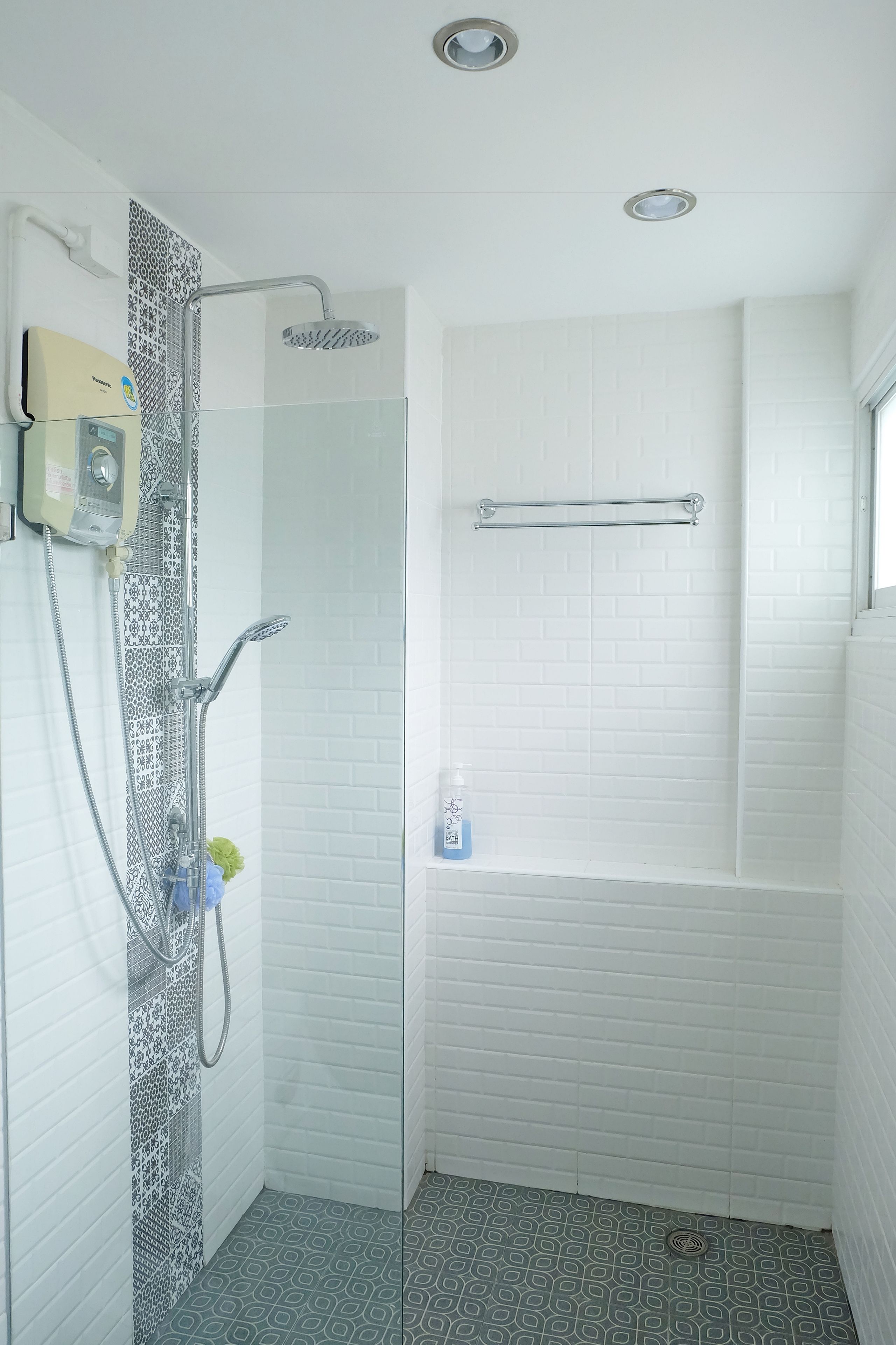 Standard Twin Room, Shared Bathroom | Bathroom | Shower, free toiletries, hair dryer, bidet