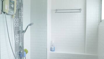 Standard Twin Room, Shared Bathroom | Bathroom | Shower, free toiletries, hair dryer, bidet