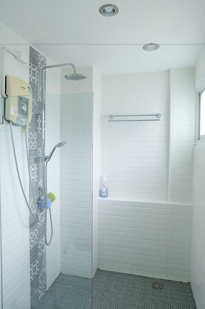 Standard Twin Room, Shared Bathroom | Bathroom | Shower, free toiletries, hair dryer, bidet