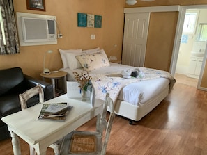 Individually decorated, individually furnished, desk, iron/ironing board - Padthaway Caravan Park (Padthaway)