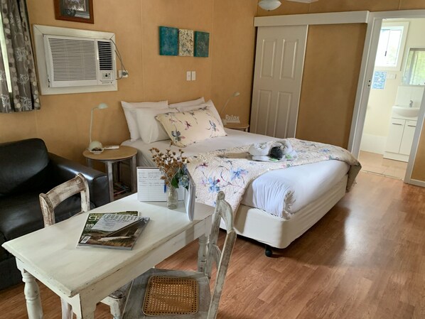 Cabana, 1 quarto (Wild Orchid) | Individualmente decorados, individualmente mobiliados, escrivaninha