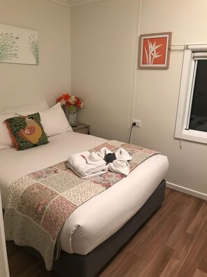 House, 4 Bedrooms (Lorikeet Lodge) | Individually decorated, individually furnished, desk, iron/ironing board - Padthaway Caravan Park (Padthaway)