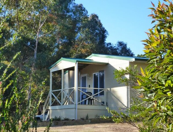 House, 4 Bedrooms (Lorikeet Lodge) | Individually decorated, individually furnished, desk, iron/ironing board - Padthaway Caravan Park (Padthaway)