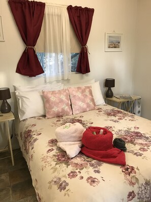 Cabin, 2 Bedrooms (Red Rosella) | Individually decorated, individually furnished, desk, iron/ironing board - Padthaway Caravan Park (Padthaway)