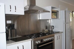 House, 4 Bedrooms (Lorikeet Lodge) | Private kitchen | Fridge, microwave, stovetop, coffee/tea maker