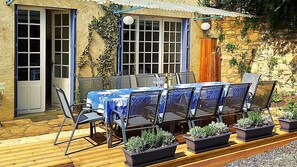Outdoor dining - Charming 5 Bedroom Farmhouse, close to river + tourist sites. Sleeps 12 + babies (Saint-Vincent-De-Cosse)