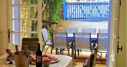 Charming 5 Bedroom Farmhouse, close to river + tourist sites. Sleeps 12 + babies
