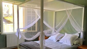 5 chambres, matelas mémoire de forme, bureau, fer et planche à repasser