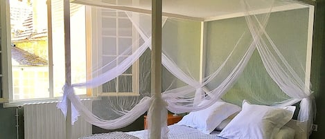 5 bedrooms, memory-foam beds, desk, iron/ironing board