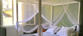 Charming 5 Bedroom Farmhouse, close to river + tourist sites. Sleeps 12 + babies