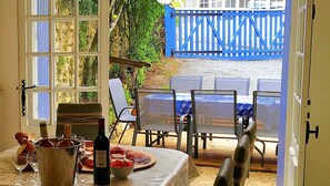 Outdoor dining - Charming 5 Bedroom Farmhouse, close to river + tourist sites. Sleeps 12 + babies (Saint-Vincent-De-Cosse)